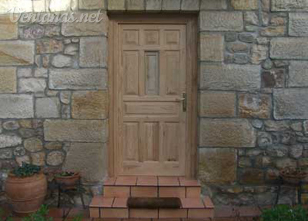 Puerta exterior de madera de castaño