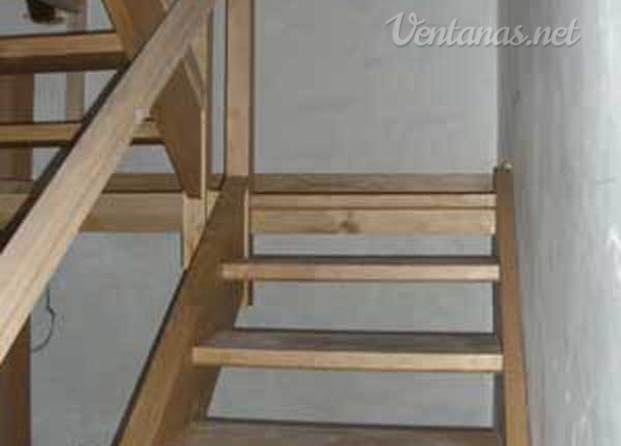 Escaleras de madera de castaño